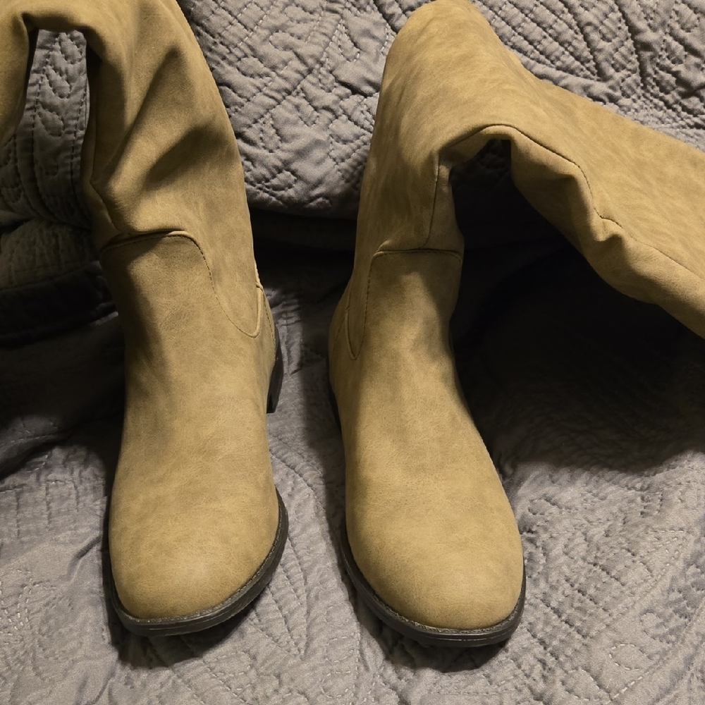 Stylish Taupe Women's Boots
